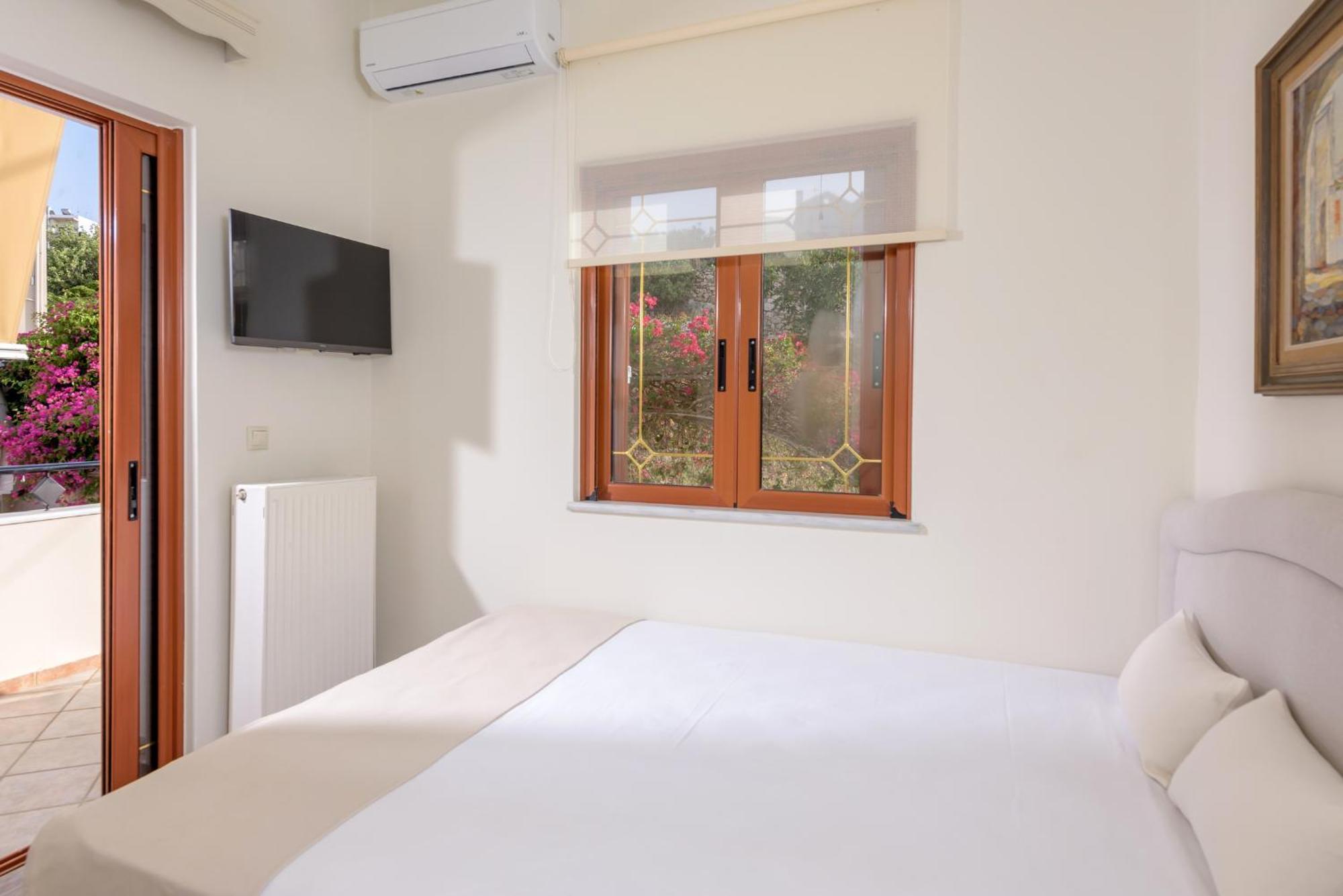 Villa Araucaria - Private Pool, Jacuzzi, Sea View 레팀노 외부 사진